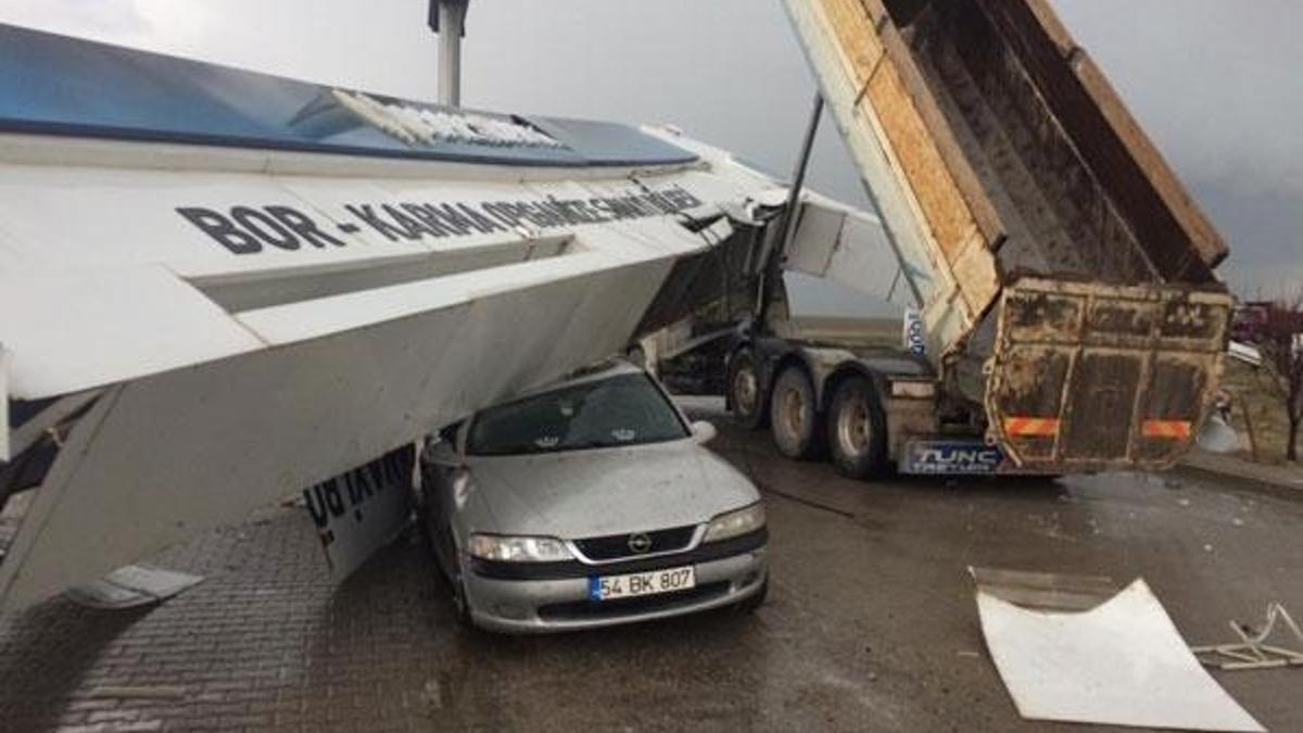 Damperi açık kalan kamyon 2 tonluk tabelayı yıktı