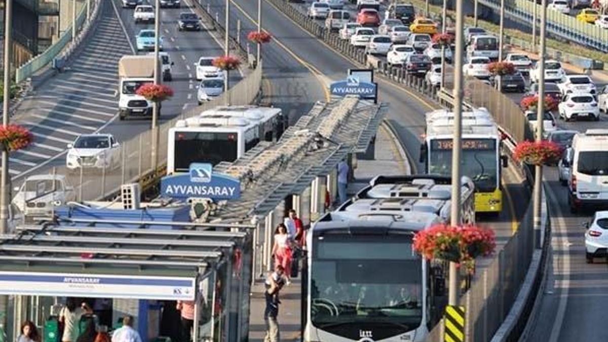 Yarın toplu taşıma ücretsiz mi? İETT yarın ücretsiz mi? İçişleri Bakanlığı 31 ilde sokağa çıkma yasağı ilan etti!