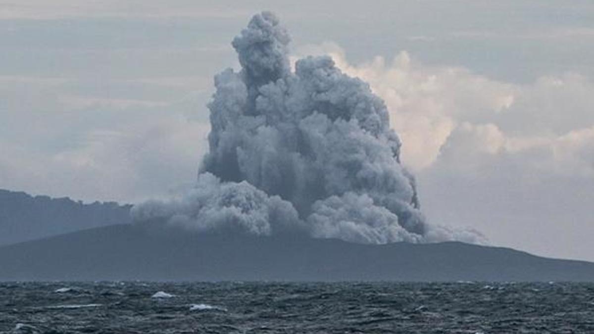 Endonezya'da Anak Krakatau Yanardağı patladı