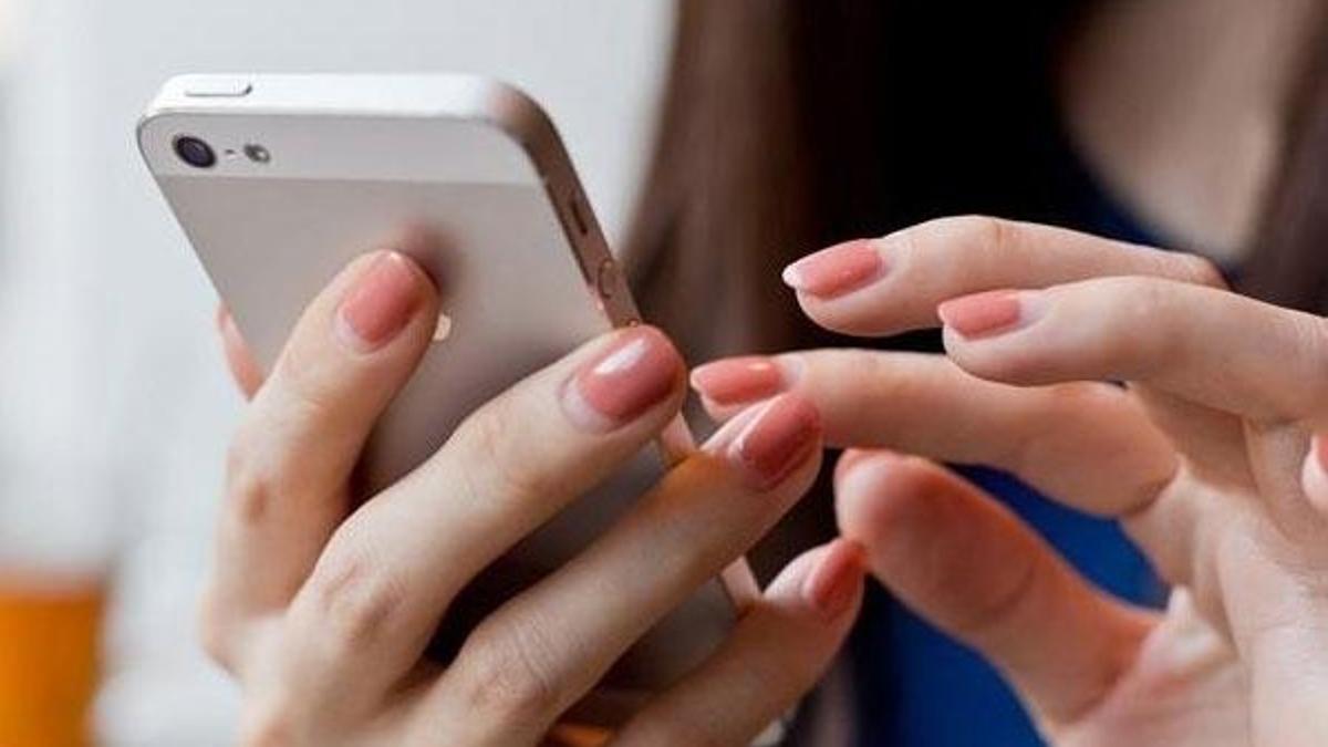 Karantinada telefon bağımlılığı 2 kat arttı, omurgaya dikkat
