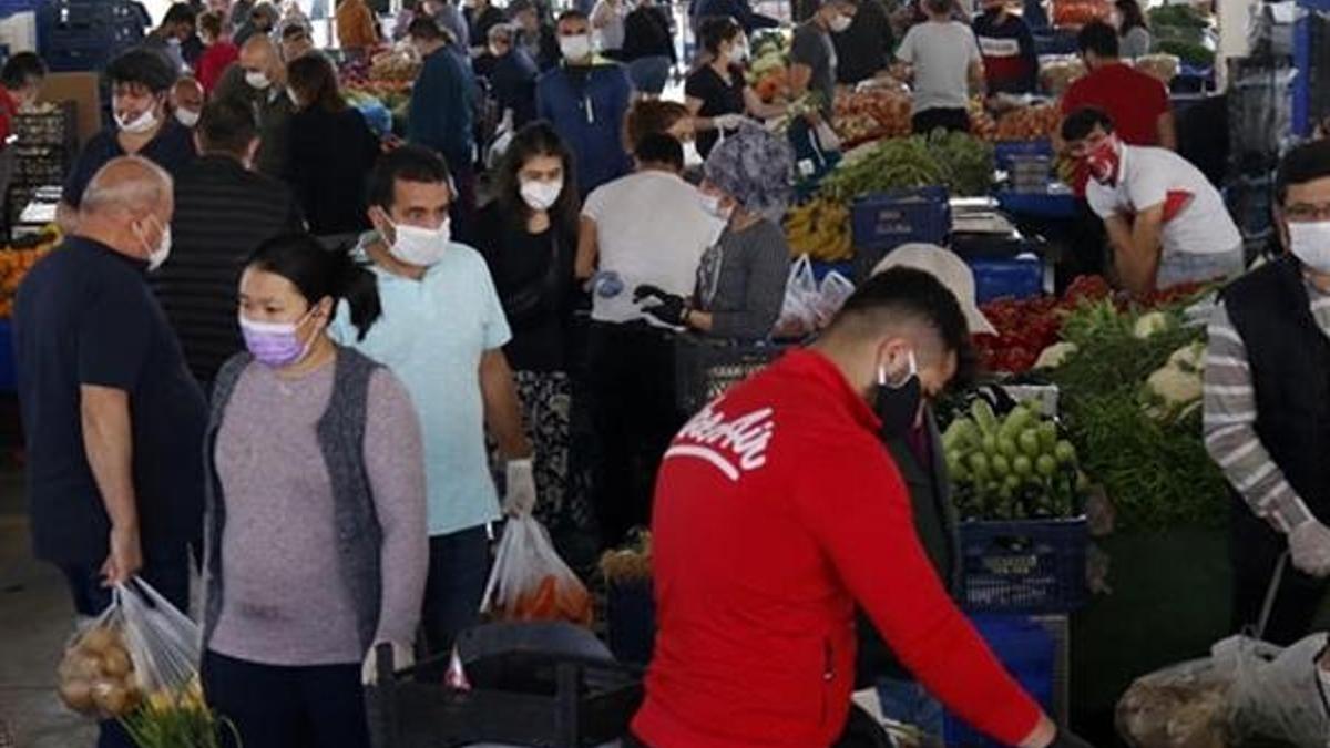 Yasak bitti, vatandaş pazara akın etti!