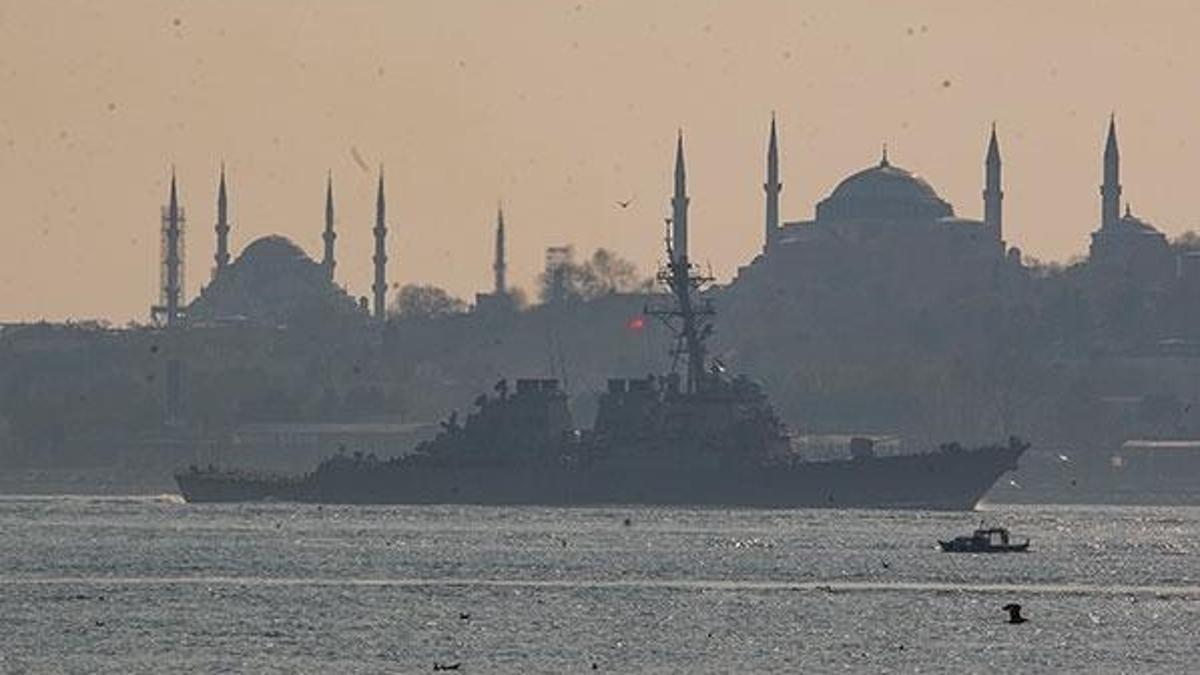 ABD savaş gemisi İstanbul Boğazı'ndan geçti