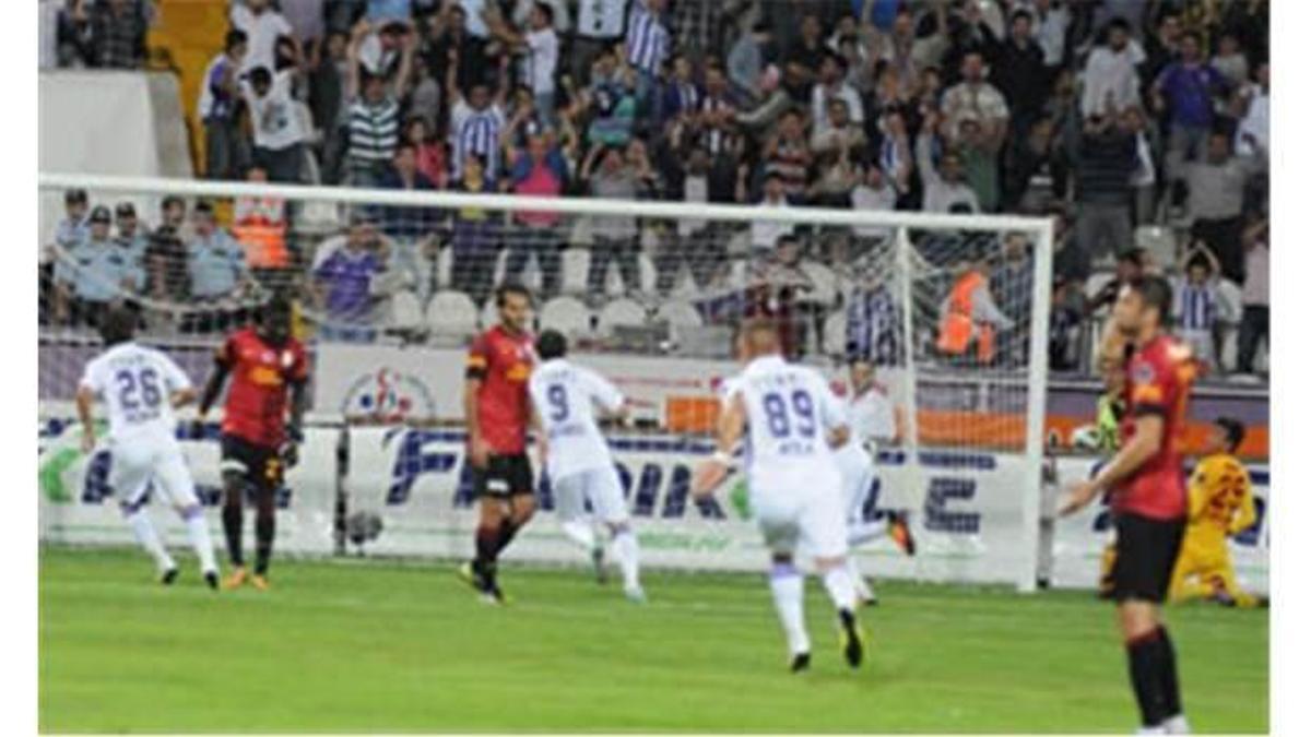 29 yıl sonra...  Eski Aslanlar Cimbom'u yaktı!