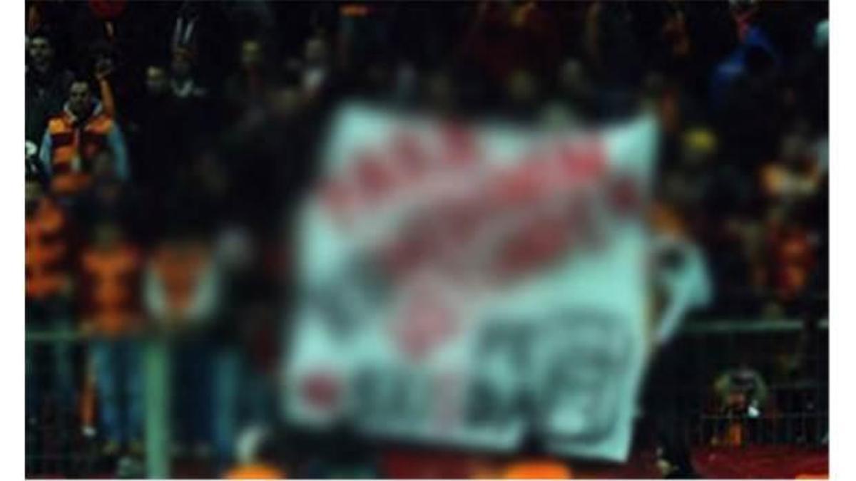 GS'lilerden çirkin pankart!
