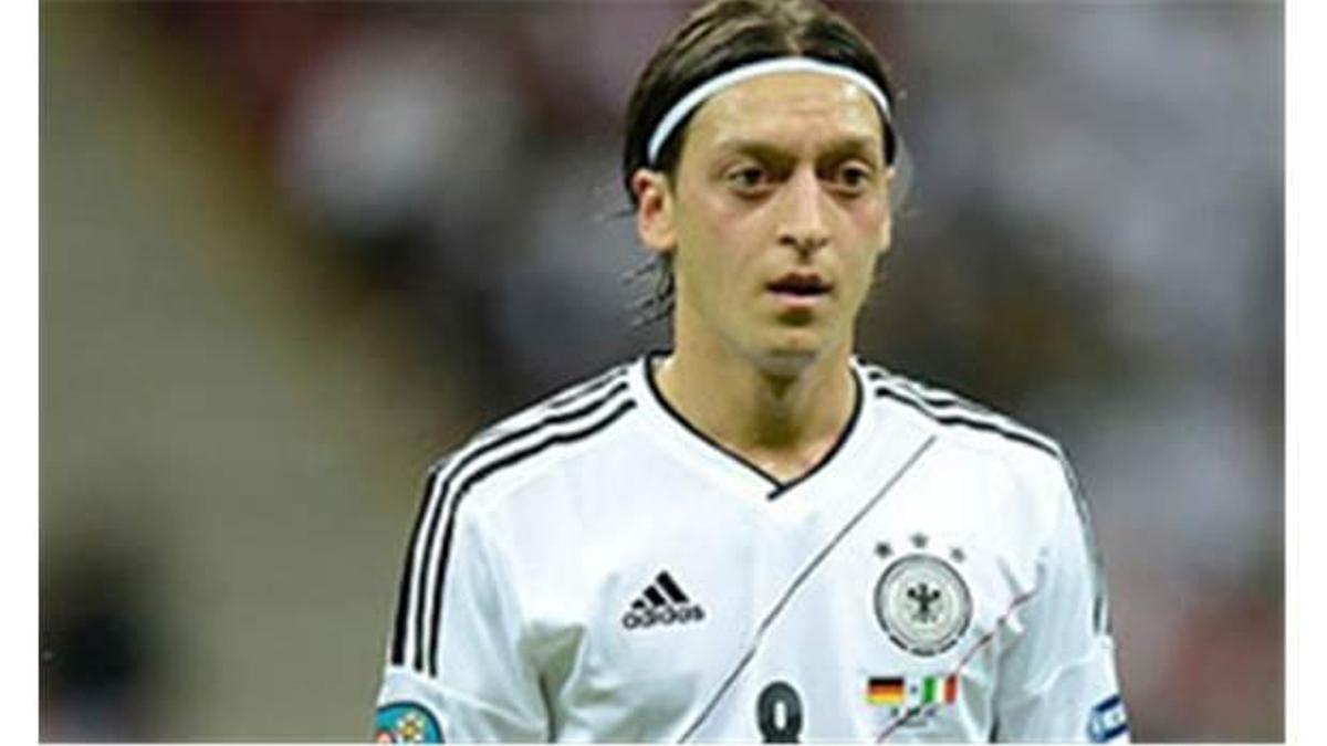 Özil'den hayranlarına çağrı