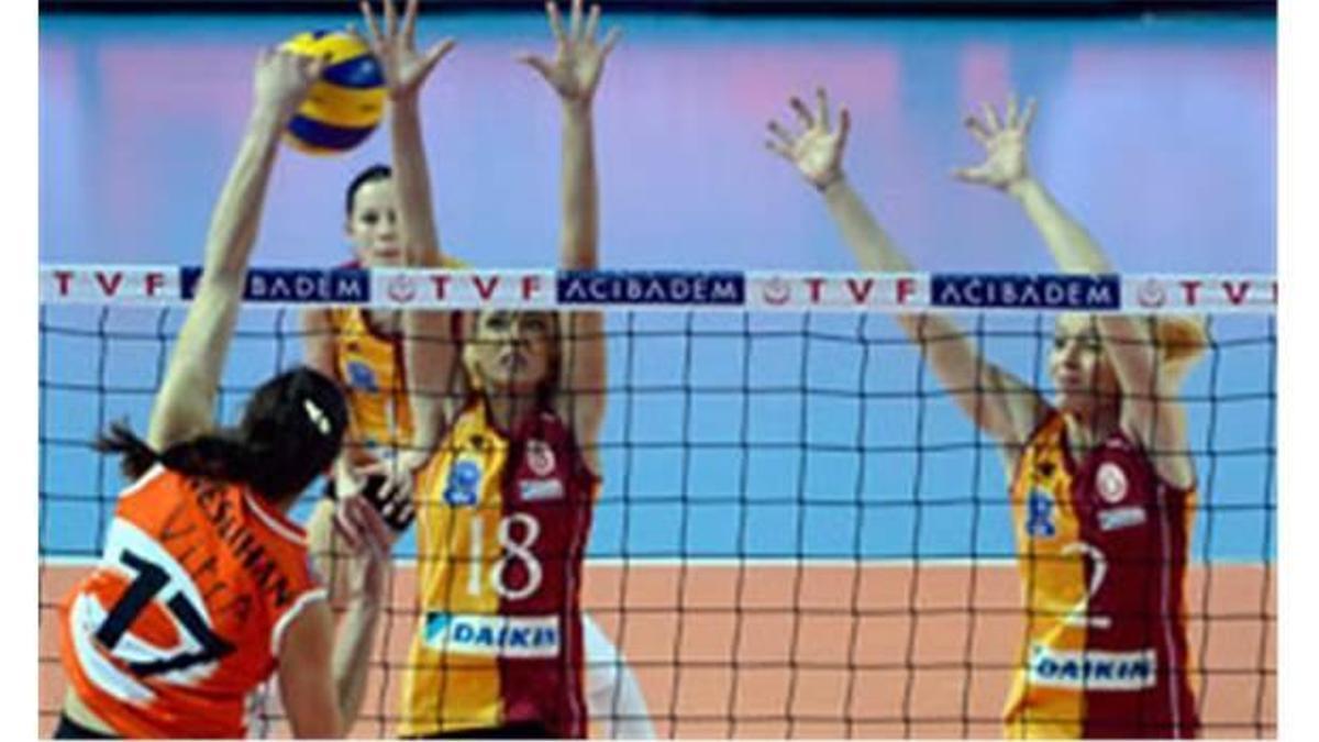 Eczacıbaşı yolu yarıladı!
