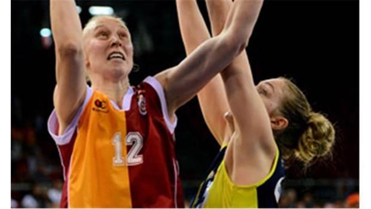 Dişi Aslan bırakmıyor!