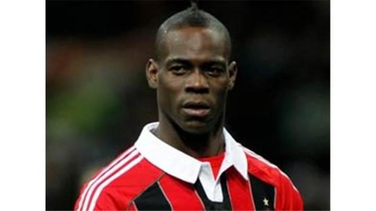 Balotelli uslanmıyor!