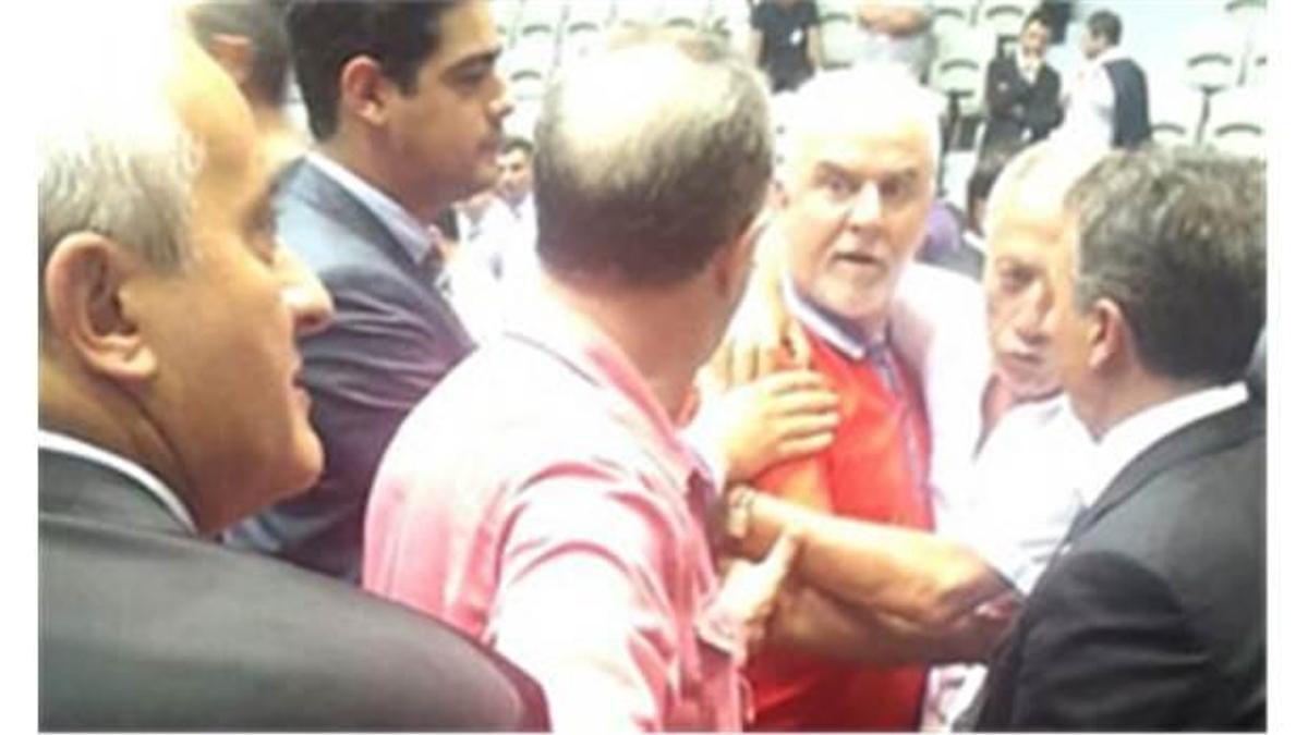 Kongrede kavga çıktı!