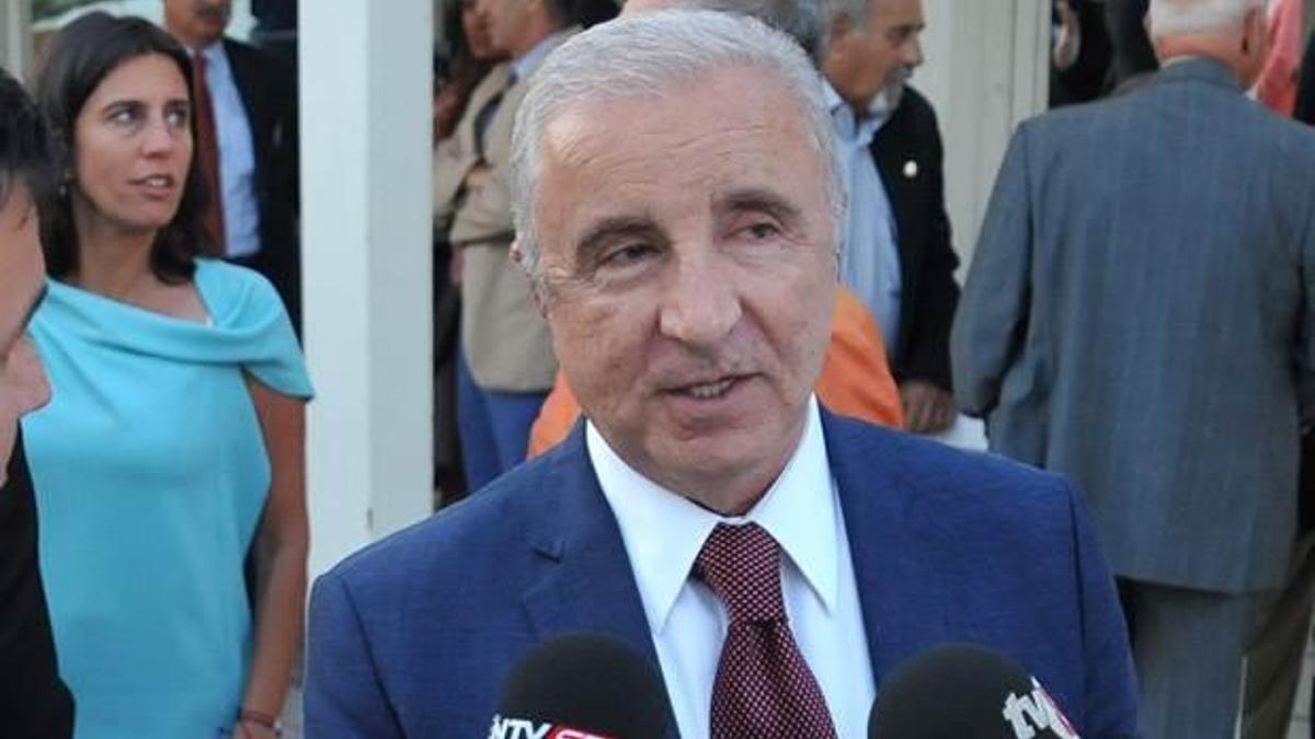'Aziz Bey'le yan yana oturmam'