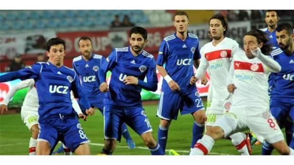 Antalya'da 2 gol 3 kırmızı kart