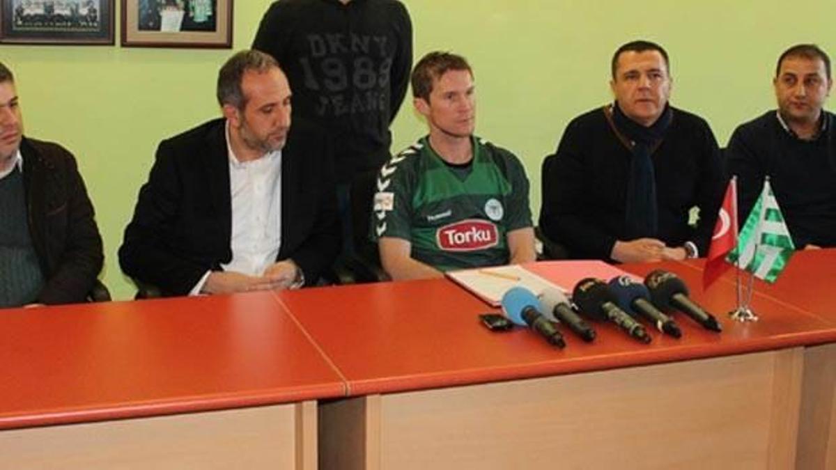 Hleb imzayı attı