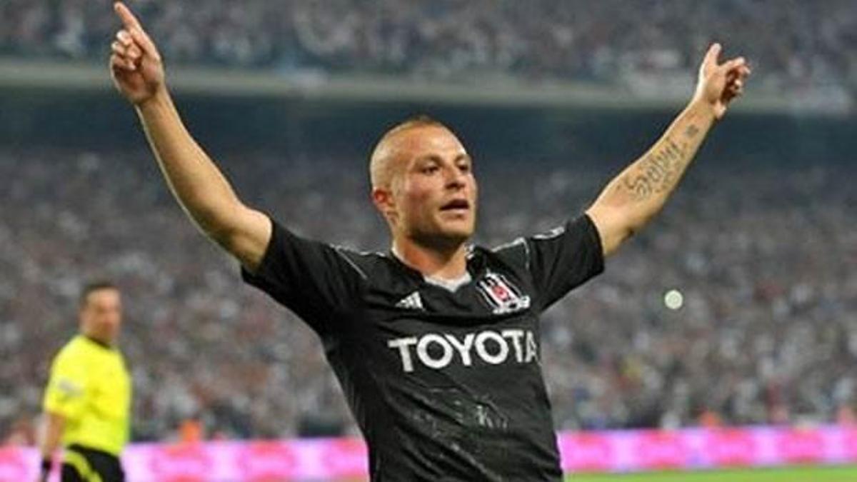 Ünlü futbolcuya maganda kurşunu!