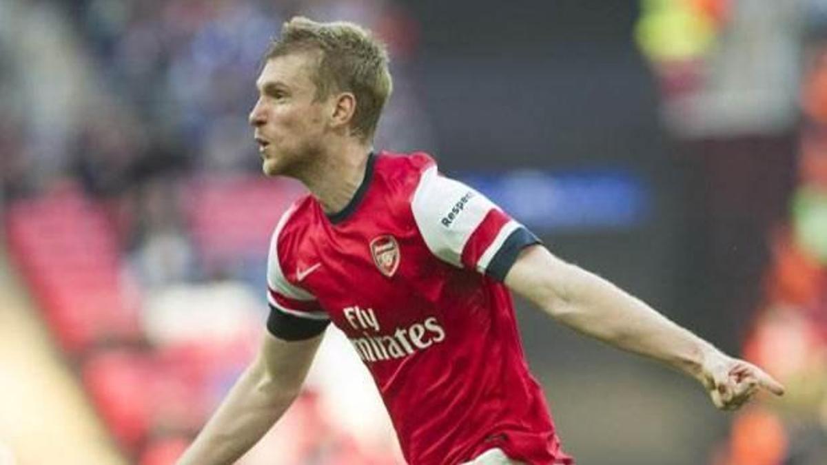 Mertesacker'den Mesut'a destek