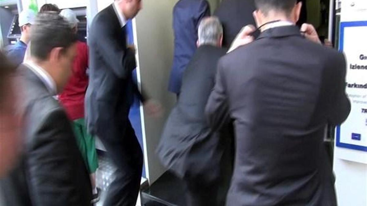 Bakan düşmekten son anda kurtuldu