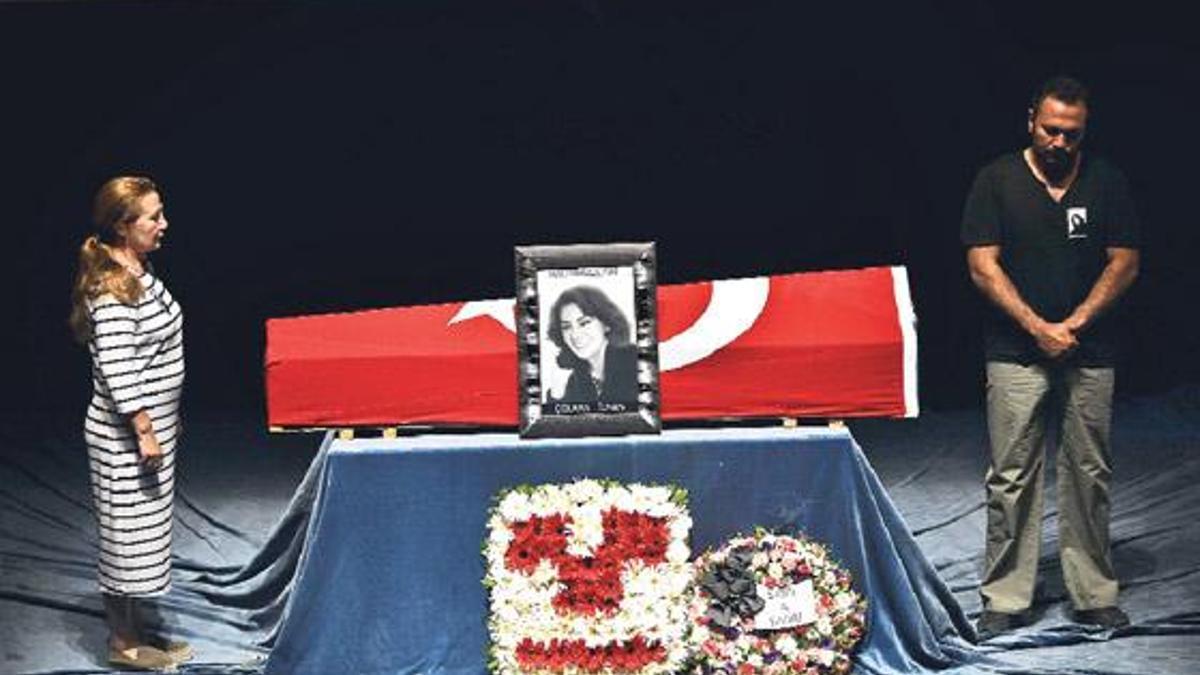 Son kez sahneye çıktı, veda etti
