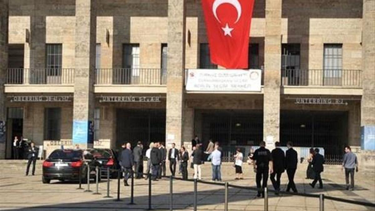 Paraşüt havalanmayınca vali yerde sürüklendi!