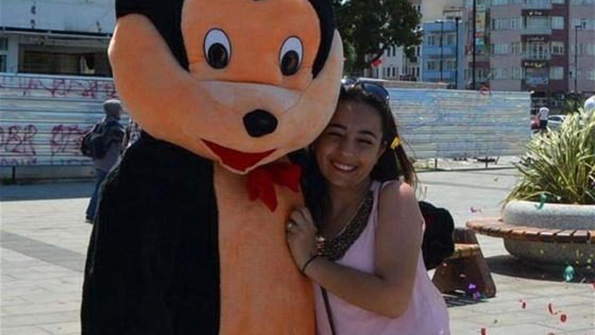 Mickey Mouse kılığına girip...