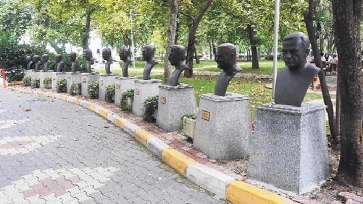 CHP’li başkan AKP’li başkanın büstünü diktirdi