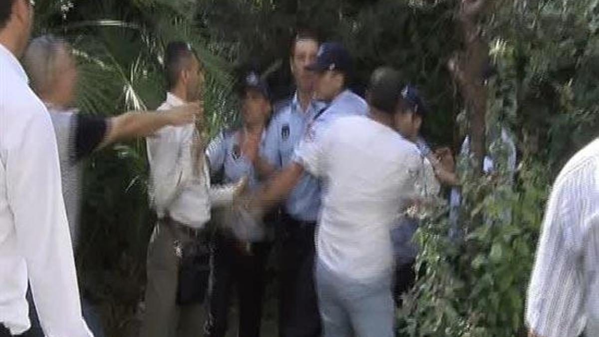 Polisleri hortumla suladı