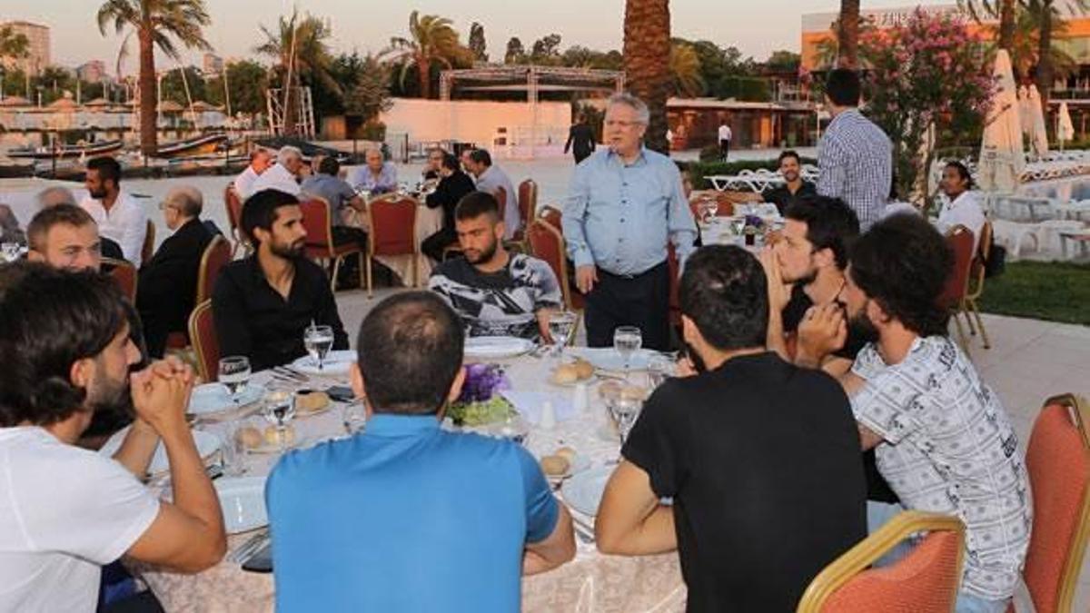 Aziz Yıldırım futbolcuları topladı
