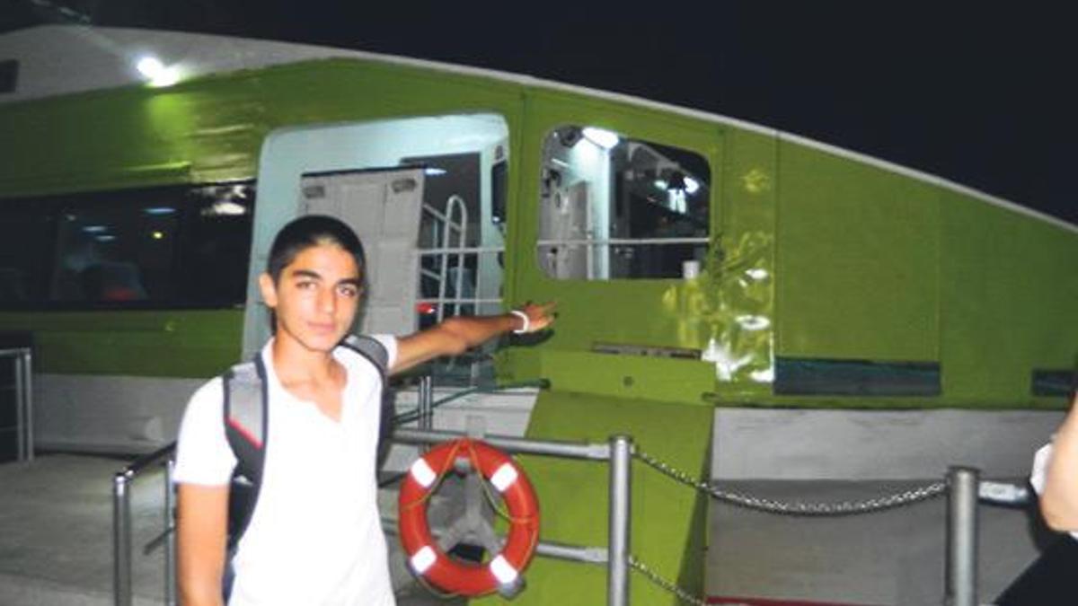 Dalgalar nedeniyle feribotun camı patladı