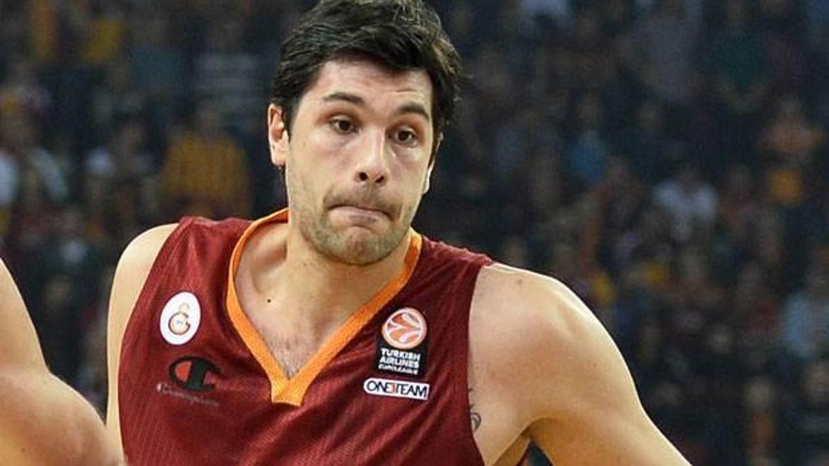 Cenk Efes'e imzayı attı