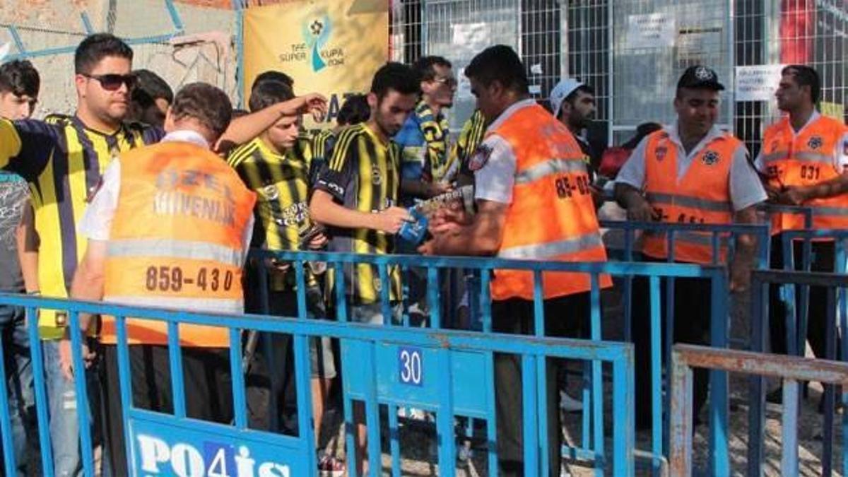 Stadyum girişinde arbede