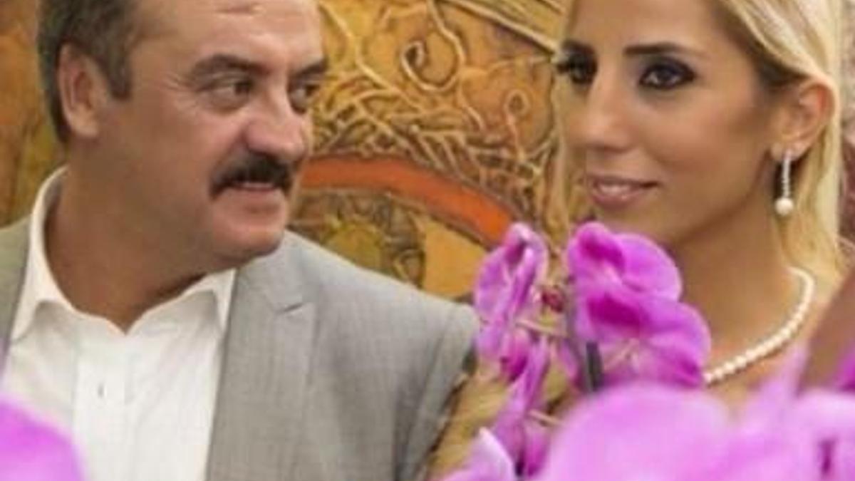 Taze nişanlılardan samimi poz