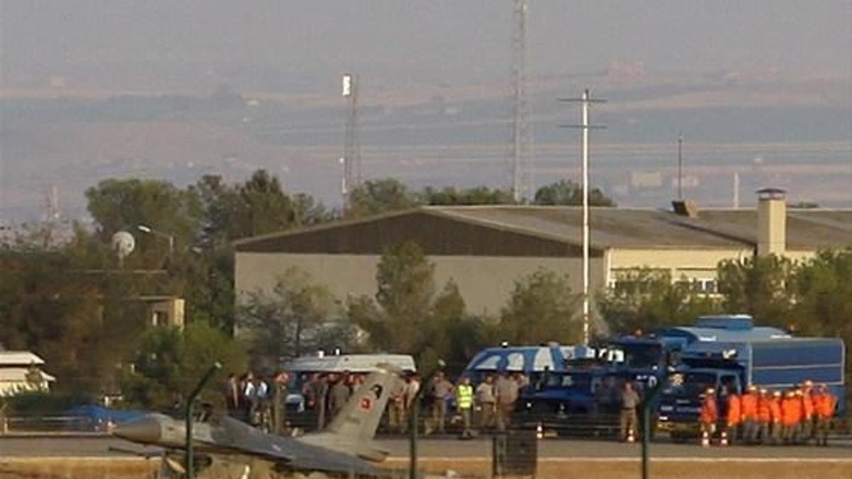 Pilot Yüzbaşı Burcu paraşütle atladı...