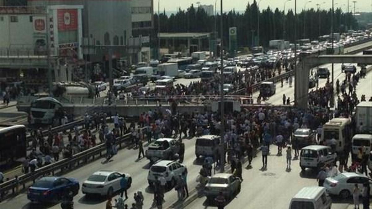 Avcılar'da köprü çöktü! Çok sayıda yaralı var