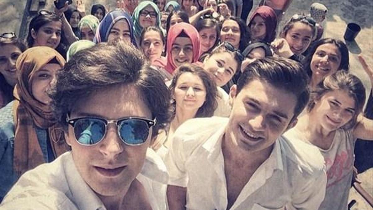 Hayranları dizi setini bastı