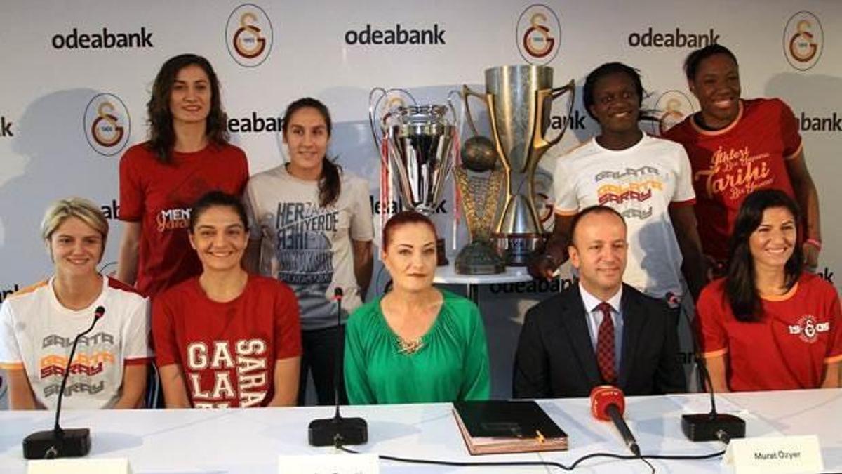Galatasaray Odeabank'ta toplu imza töreni