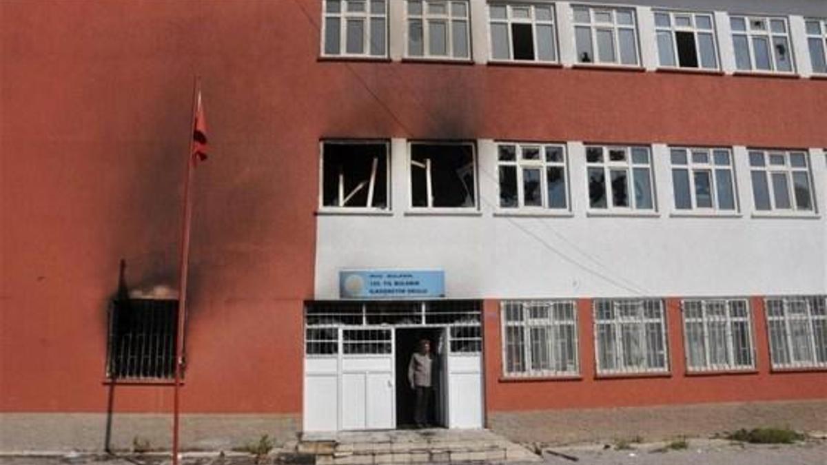 PKK Bulanık’ta 3 okulu molotoflu saldırıyla yaktı