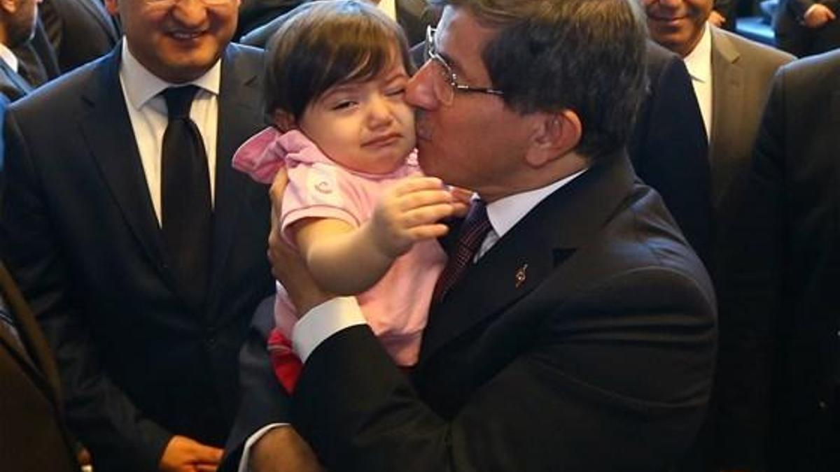 En küçük rehineyi kucakladı