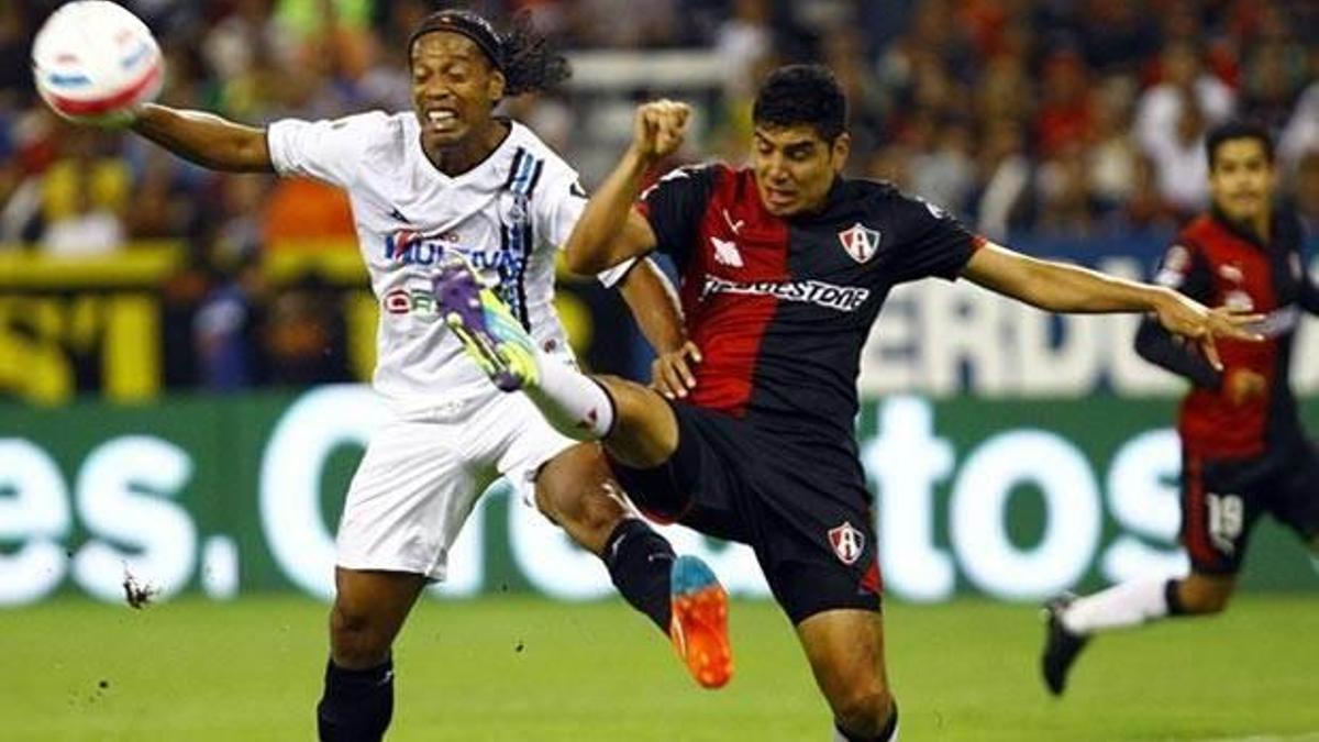Maçın ortasında Ronaldinho'ya koştu