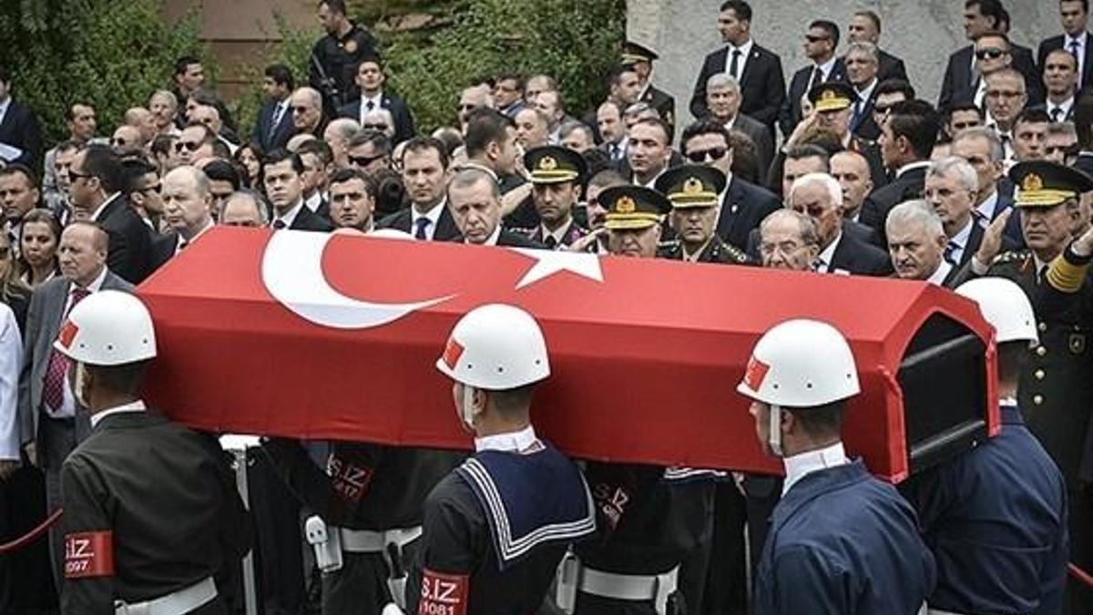 Genelkurmay Eski Başkanı Güreş'in cenaze töreninde beklenmedik isim