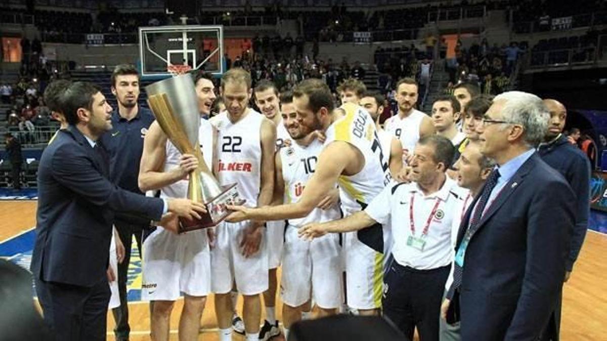 Fenerbahçe Ülker şampiyonluk kupasını aldı