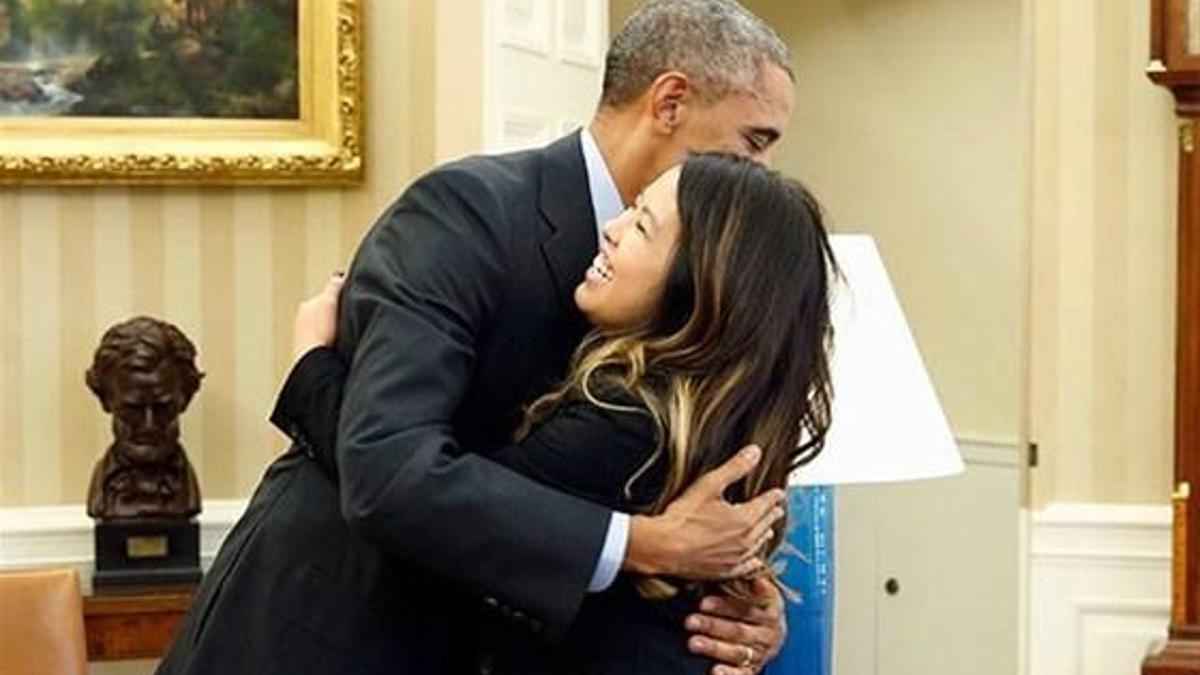 Obama Ebola’yı yenen hemşireye sarıldı