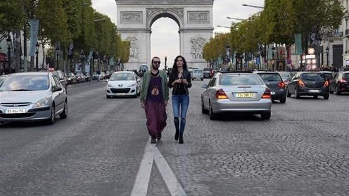 Paris sokaklarında etekle gezdi!