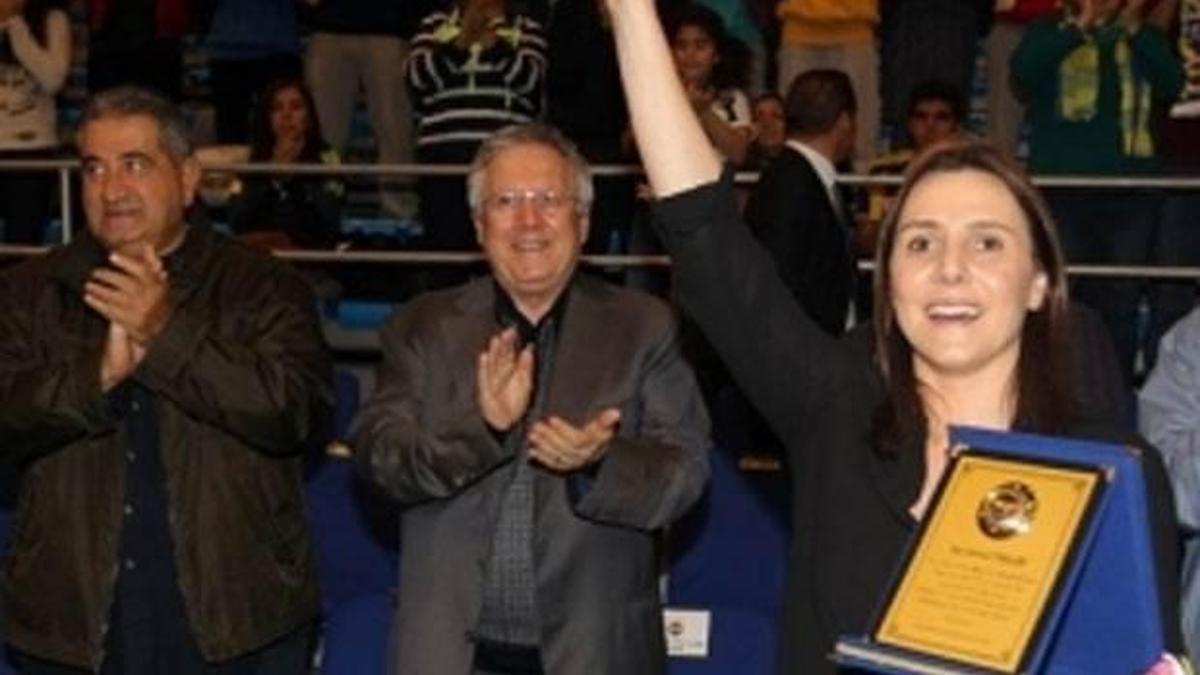 Aziz Yıldırım'dan Esmeral Tunçluer'e plaket!