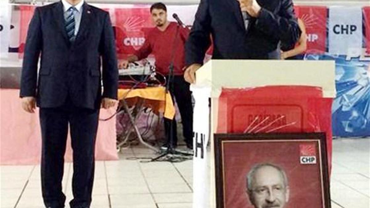 Baykal Kılıçdaroğlu'nun yerdeki fotoğrafı önünde konuştu