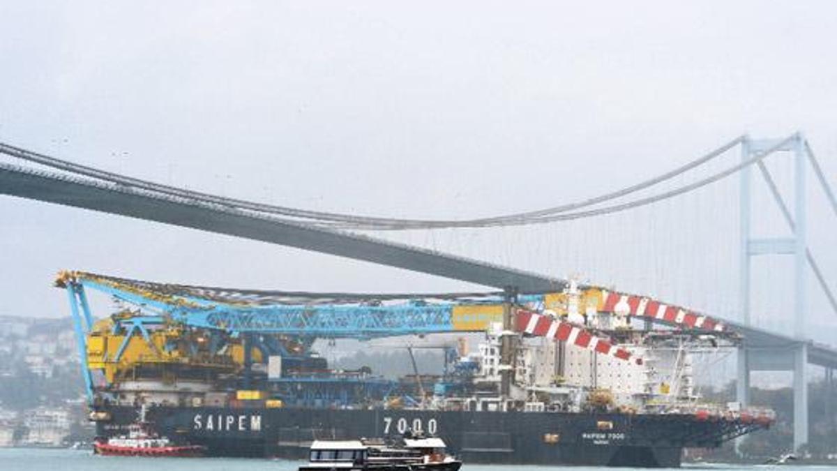 Dev gemi İstanbul Boğazı’ndan geçti!