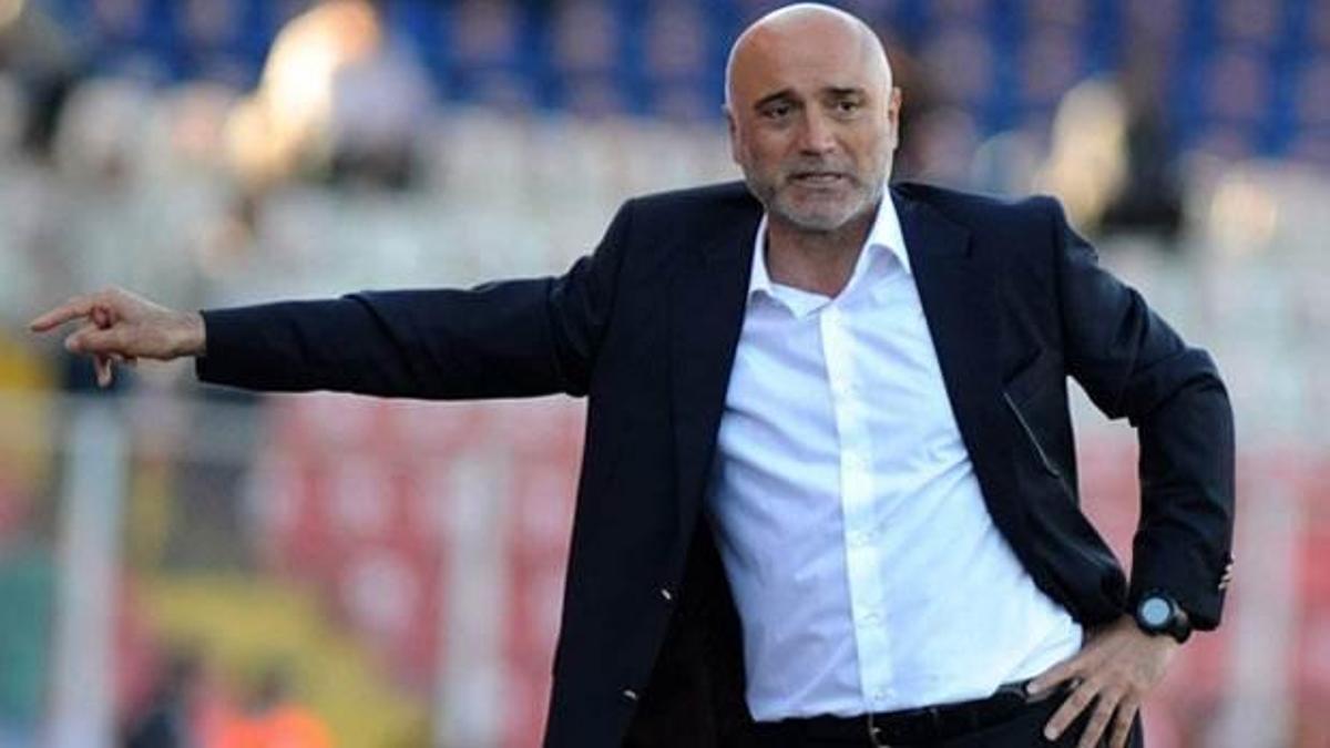 Hikmet Karaman imzayı atıyor