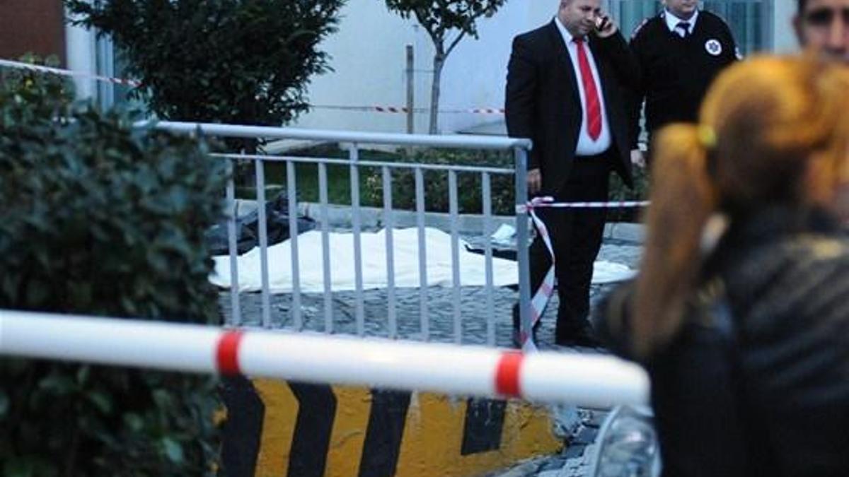 Servis aracının altında kalan çocuk öldü