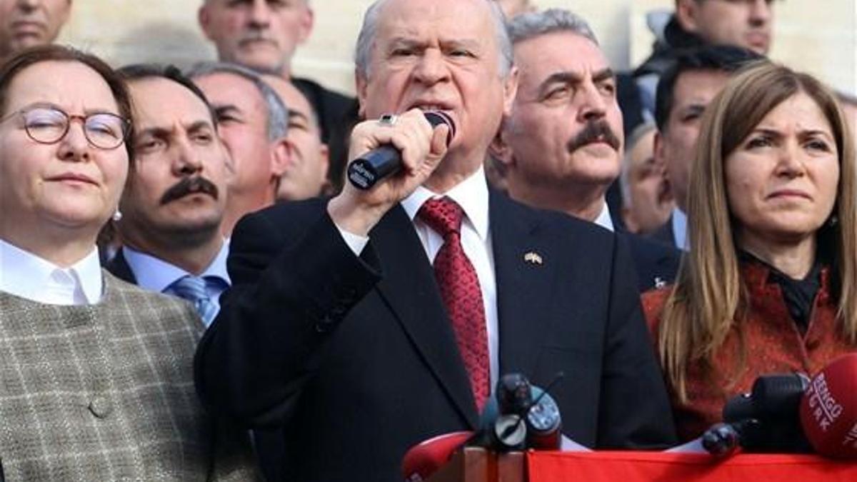 Tunceli'de Bahçeli'nin yanındaki kadınlar kimdi?