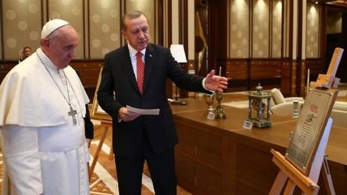 Cumhurbaşkanı Erdoğan, Papa'ya fatih'in fermanı'nı hediye etti