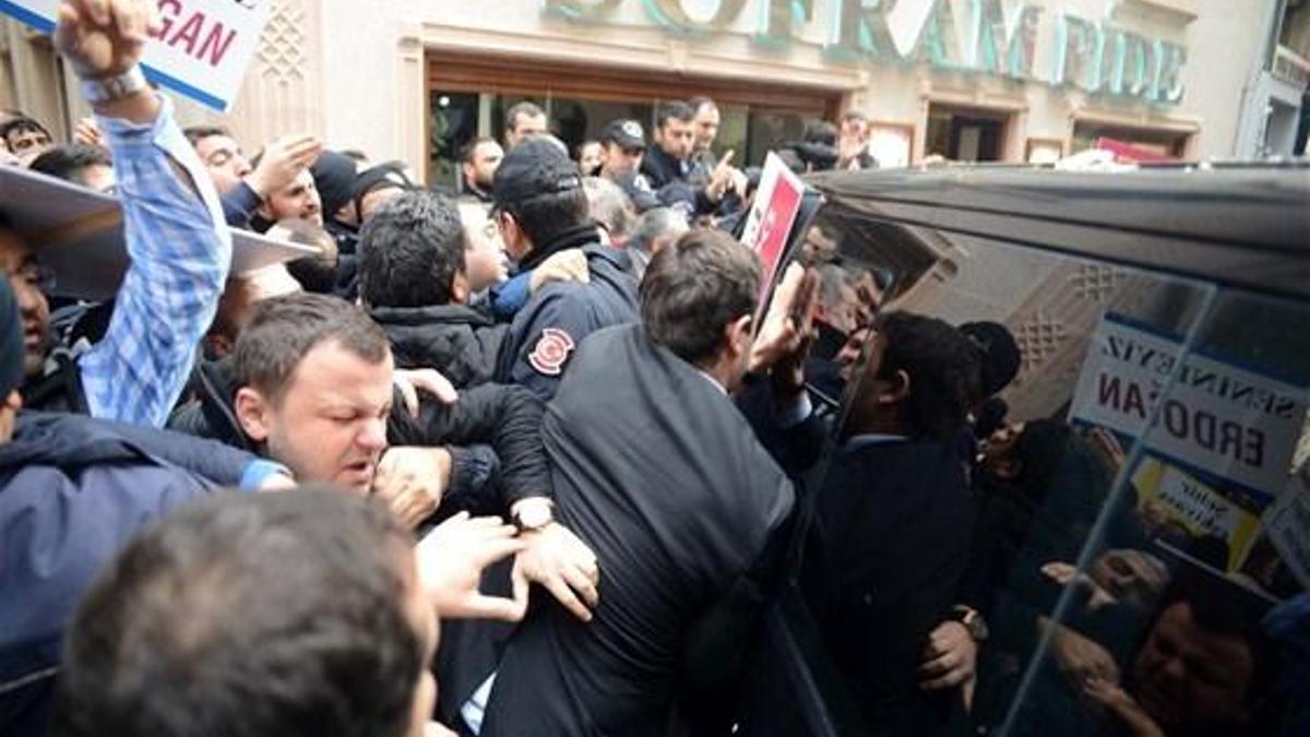AK Partili eski vekile yumurtalı protesto