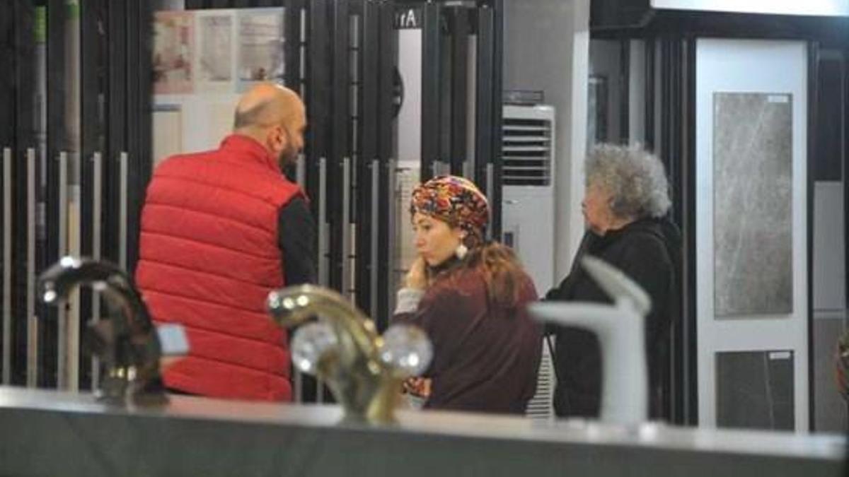 30 yaş küçük eşiyle ev alışverişinde!