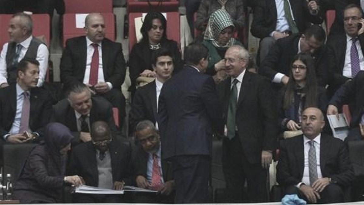 Davutoğlu, Kılıçdaroğlu'yla tokalaştı; Erdoğan uzaktan el salladı